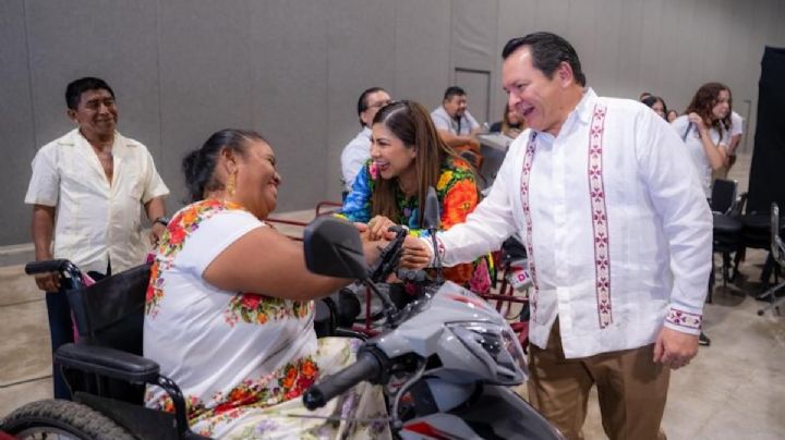 Gobierno de Yucatán entrega motos adaptadas y prótesis para personas con discapacidad