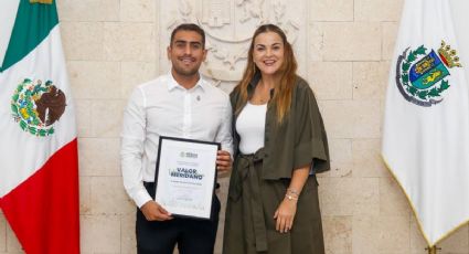 Cecilia Patrón entrega reconocimiento a piloto que salvó vidas de decenas de meridanos