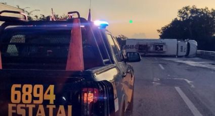 Vuelca pipa con 15 mil litros de diésel en la carretera Valladolid-Cancún