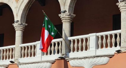 La bandera de Yucatán ondea en el Palacio Municipal de Mérida