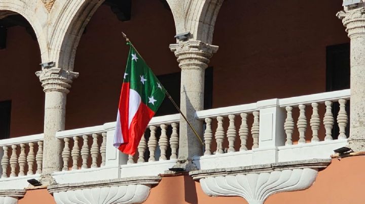 La bandera de Yucatán ondea en el Palacio Municipal de Mérida