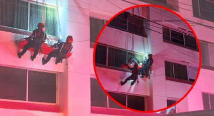 Bomberos realizan el rescate de una mujer desde el cuarto piso de un edificio en Mérida