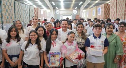 Joaquín Díaz Mena arranca distribución de libros para el ciclo escolar 2026-2027