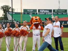 Rector de la UADY lanza la primera bola en el Conspiradores vs Leones