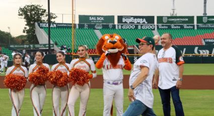 Rector de la UADY lanza la primera bola en el Conspiradores vs Leones